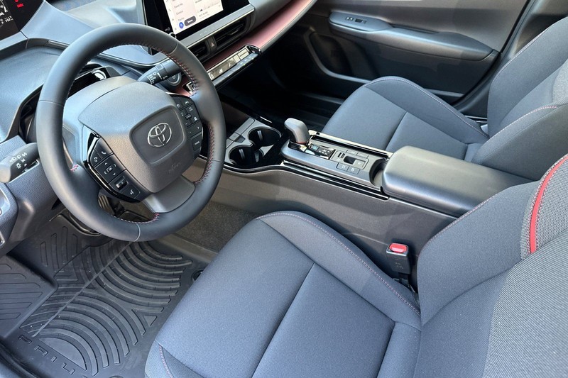 Toyota Prius Plug-In Hybrid Vehicle Full-screen Gallery Image 07