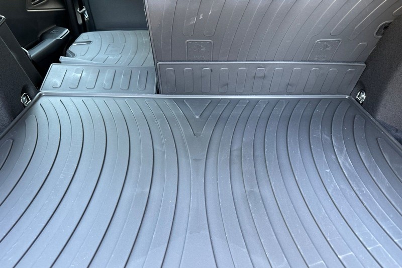 Toyota Prius Plug-In Hybrid Vehicle Full-screen Gallery Image 12