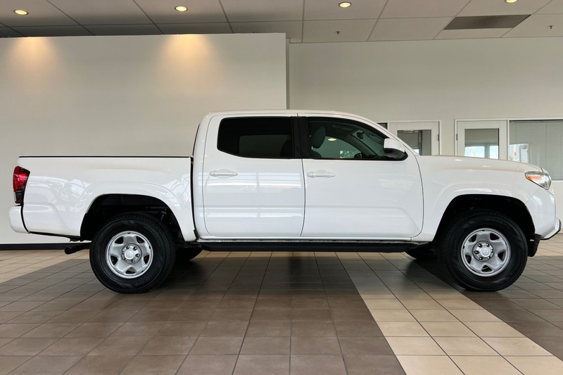 Toyota Tacoma 2WD Vehicle Full-screen Gallery Image 03