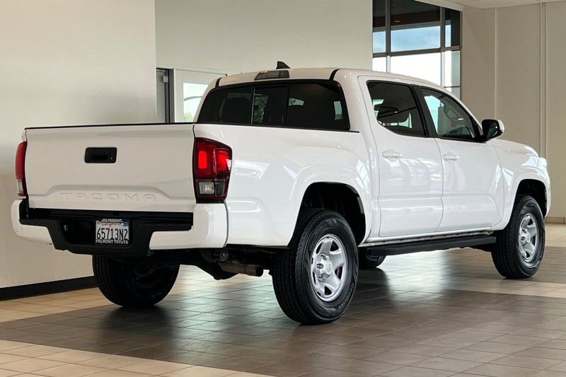 Toyota Tacoma 2WD Vehicle Full-screen Gallery Image 04