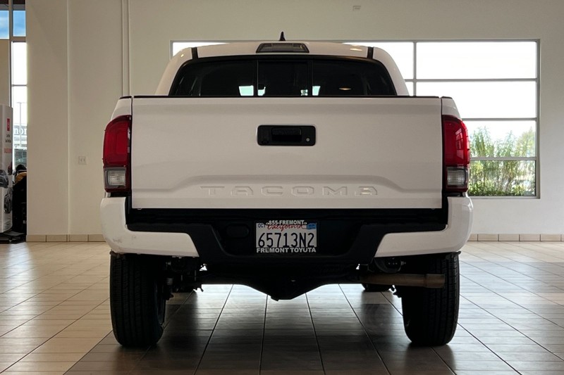 Toyota Tacoma 2WD Vehicle Full-screen Gallery Image 05