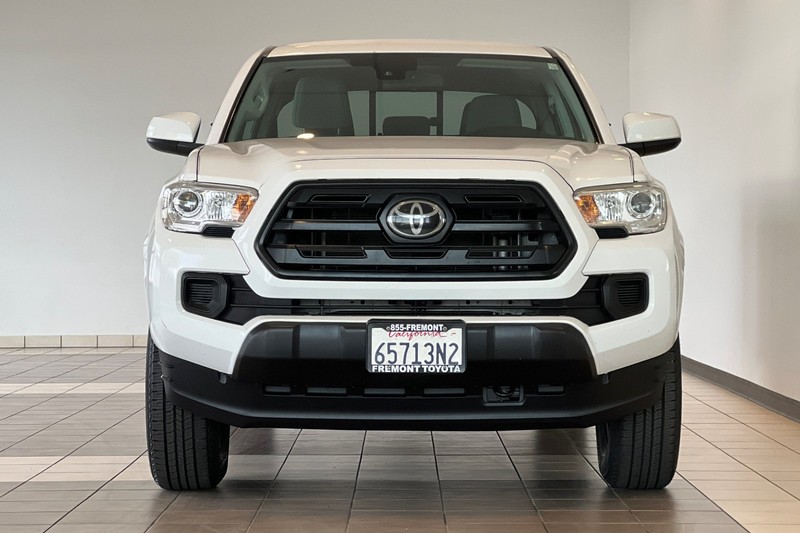 Toyota Tacoma 2WD Vehicle Full-screen Gallery Image 09