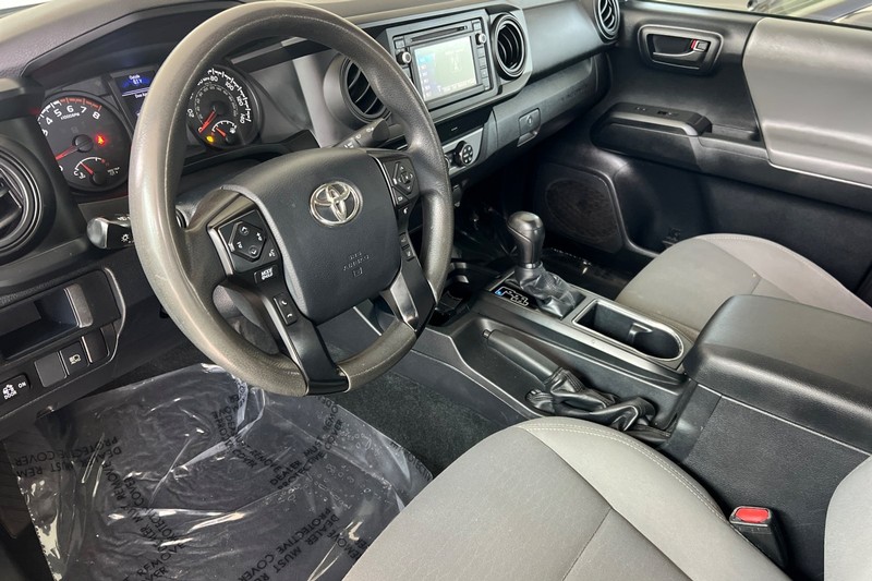 Toyota Tacoma 2WD Vehicle Full-screen Gallery Image 10