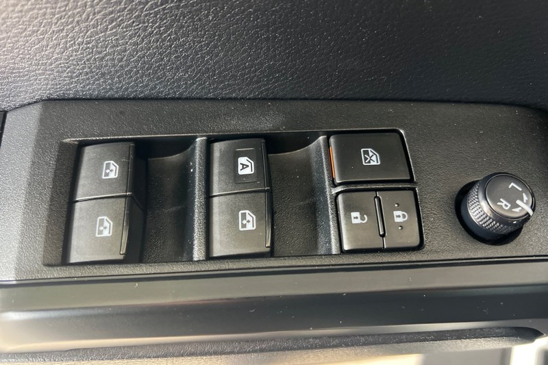 Toyota Tacoma 2WD Vehicle Full-screen Gallery Image 11