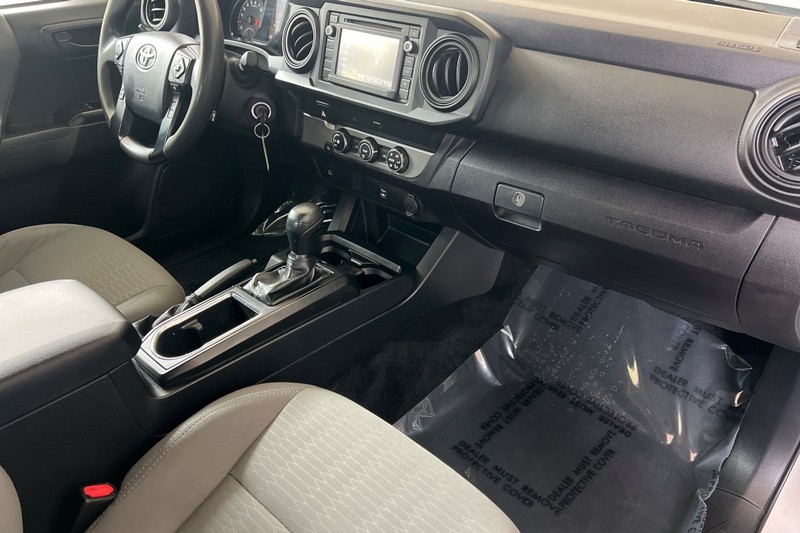 Toyota Tacoma 2WD Vehicle Full-screen Gallery Image 15