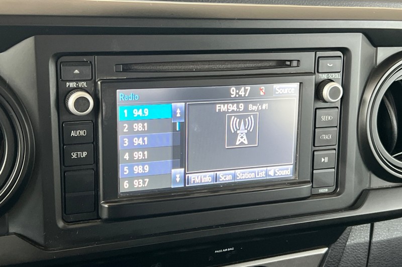 Toyota Tacoma 2WD Vehicle Full-screen Gallery Image 17