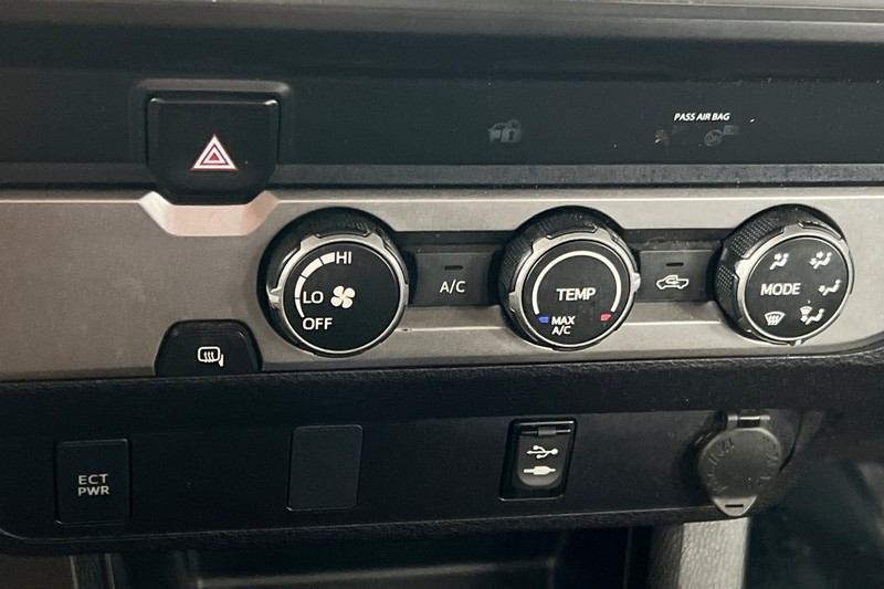 Toyota Tacoma 2WD Vehicle Full-screen Gallery Image 19