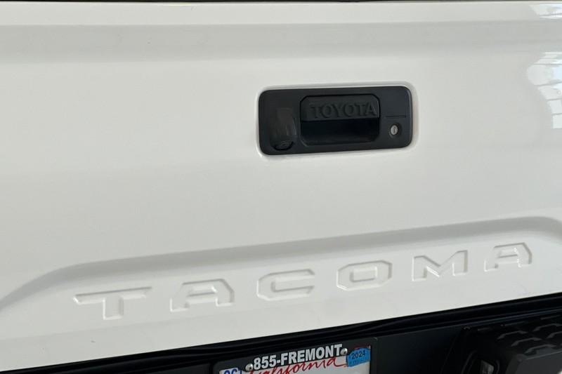 Toyota Tacoma 2WD Vehicle Full-screen Gallery Image 25