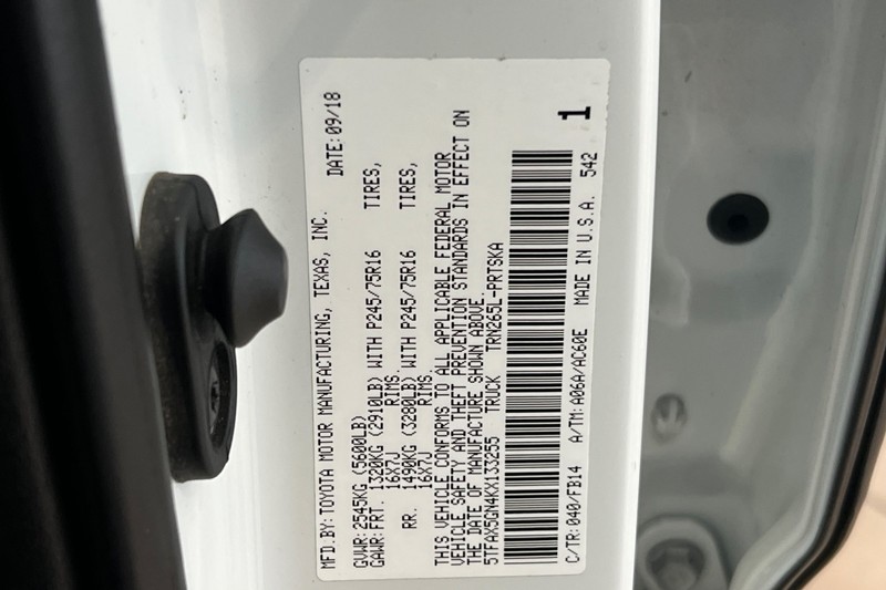 Toyota Tacoma 2WD Vehicle Full-screen Gallery Image 26