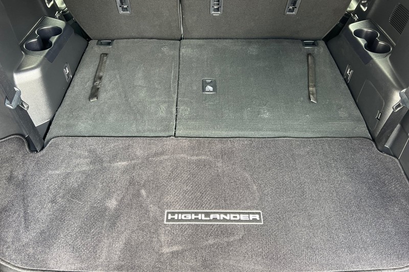 Toyota Highlander Hybrid Vehicle Full-screen Gallery Image 16