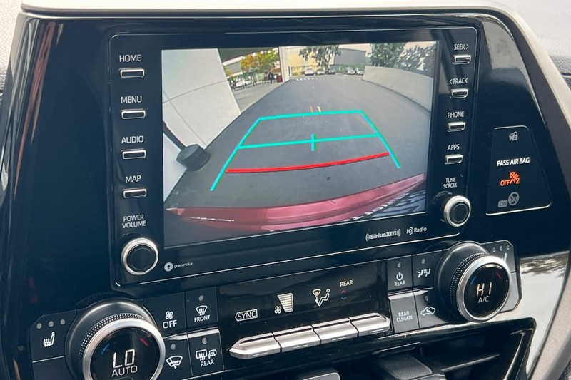 Toyota Highlander Hybrid Vehicle Full-screen Gallery Image 21