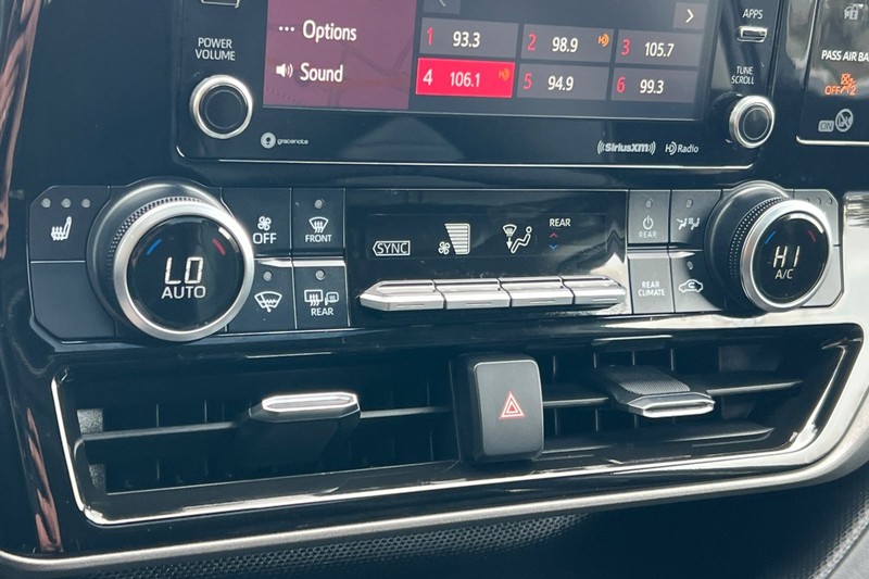 Toyota Highlander Hybrid Vehicle Full-screen Gallery Image 22