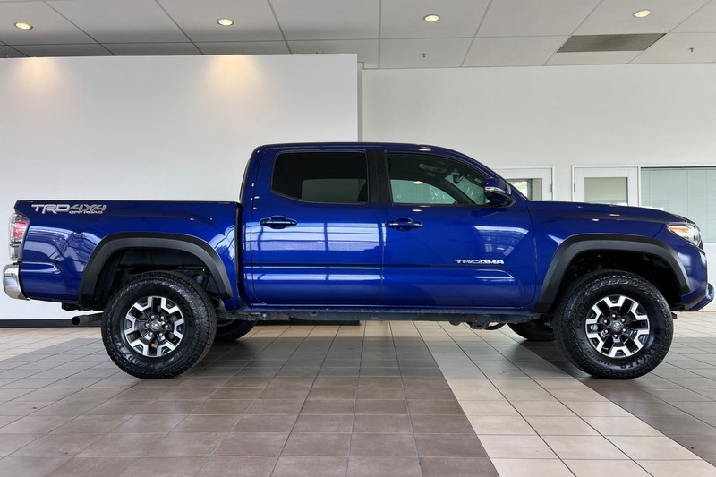 Toyota Tacoma 4WD Vehicle Full-screen Gallery Image 03