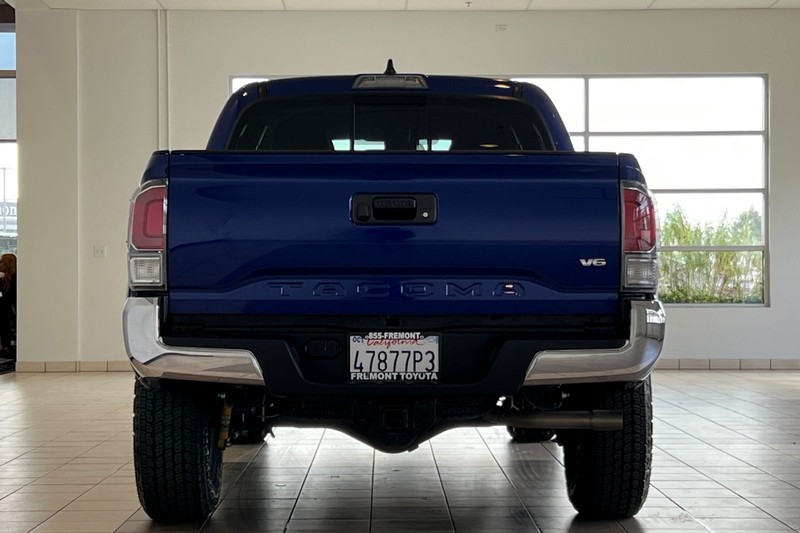 Toyota Tacoma 4WD Vehicle Full-screen Gallery Image 05