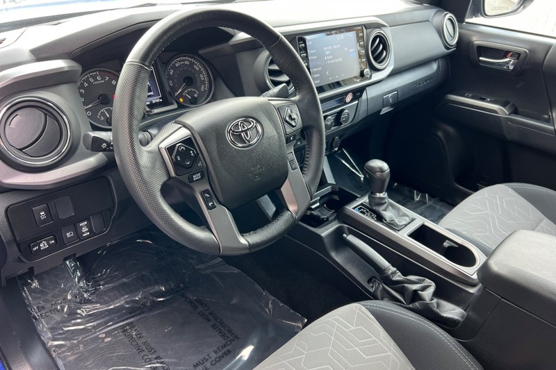 Toyota Tacoma 4WD Vehicle Full-screen Gallery Image 10