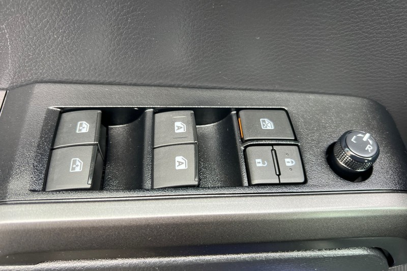 Toyota Tacoma 4WD Vehicle Full-screen Gallery Image 11