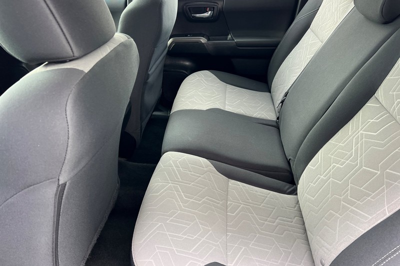 Toyota Tacoma 4WD Vehicle Full-screen Gallery Image 12