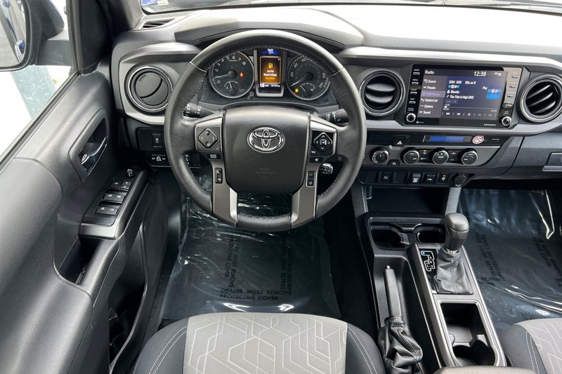 Toyota Tacoma 4WD Vehicle Full-screen Gallery Image 14
