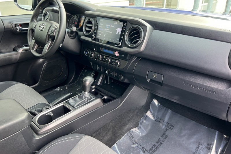 Toyota Tacoma 4WD Vehicle Full-screen Gallery Image 15