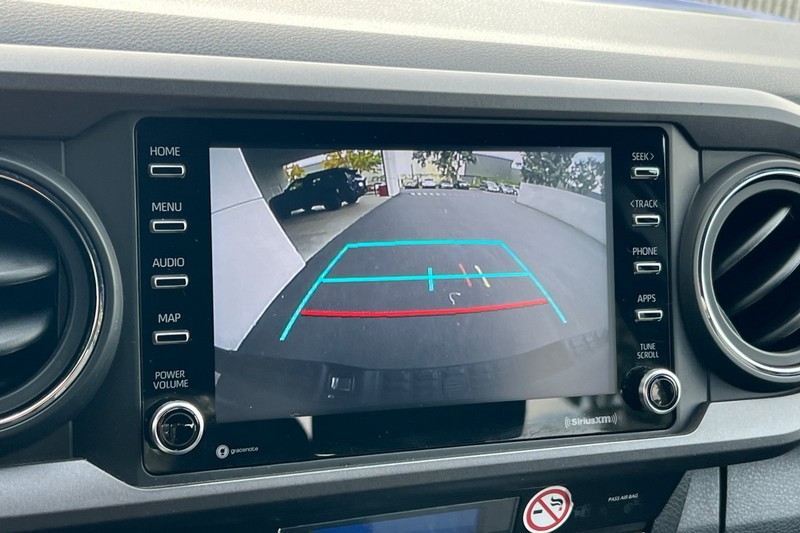 Toyota Tacoma 4WD Vehicle Full-screen Gallery Image 18