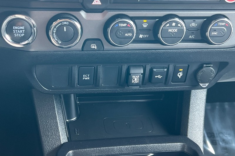 Toyota Tacoma 4WD Vehicle Full-screen Gallery Image 19