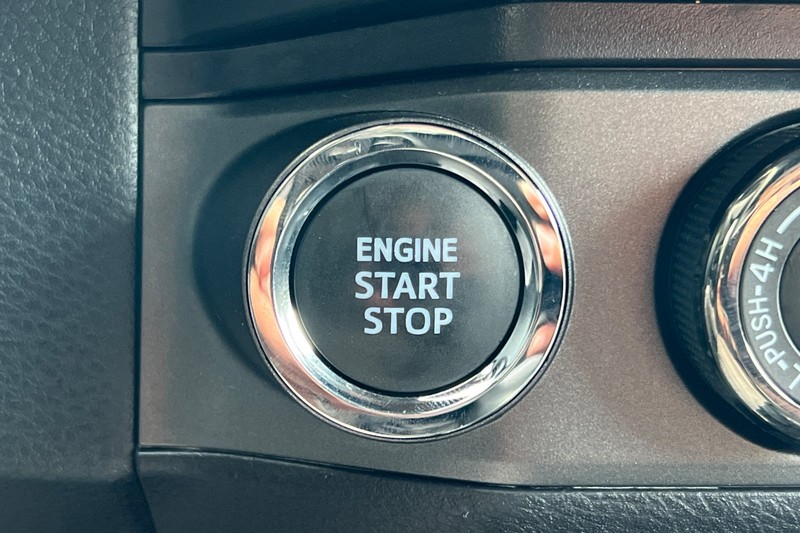 Toyota Tacoma 4WD Vehicle Full-screen Gallery Image 21