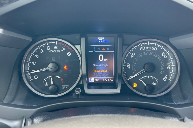 Toyota Tacoma 4WD Vehicle Full-screen Gallery Image 23