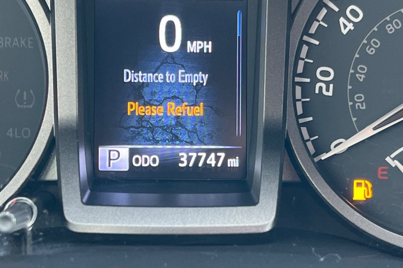 Toyota Tacoma 4WD Vehicle Full-screen Gallery Image 24