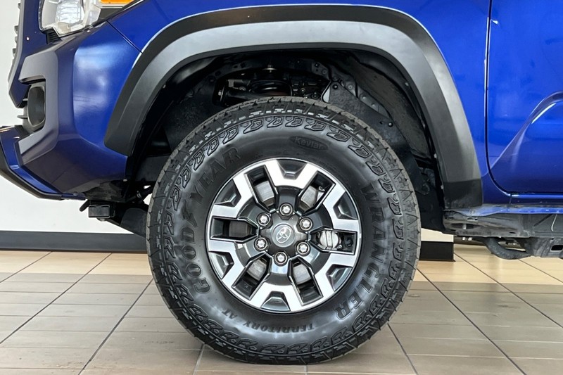 Toyota Tacoma 4WD Vehicle Full-screen Gallery Image 25