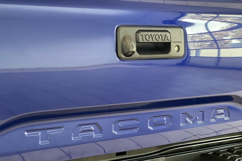 Toyota Tacoma 4WD Vehicle Full-screen Gallery Image 26