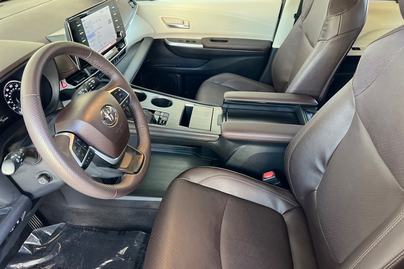 Toyota Sienna Vehicle Full-screen Gallery Image 10