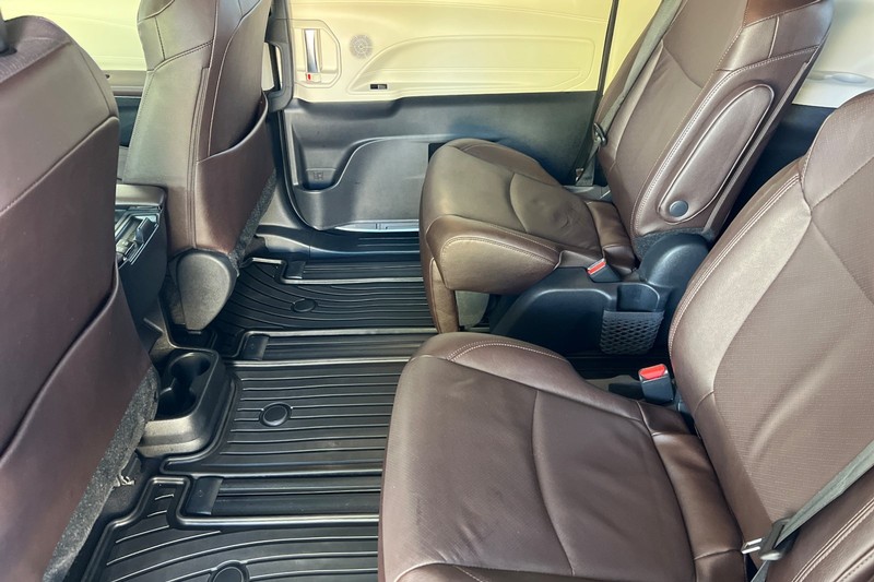 Toyota Sienna Vehicle Full-screen Gallery Image 12