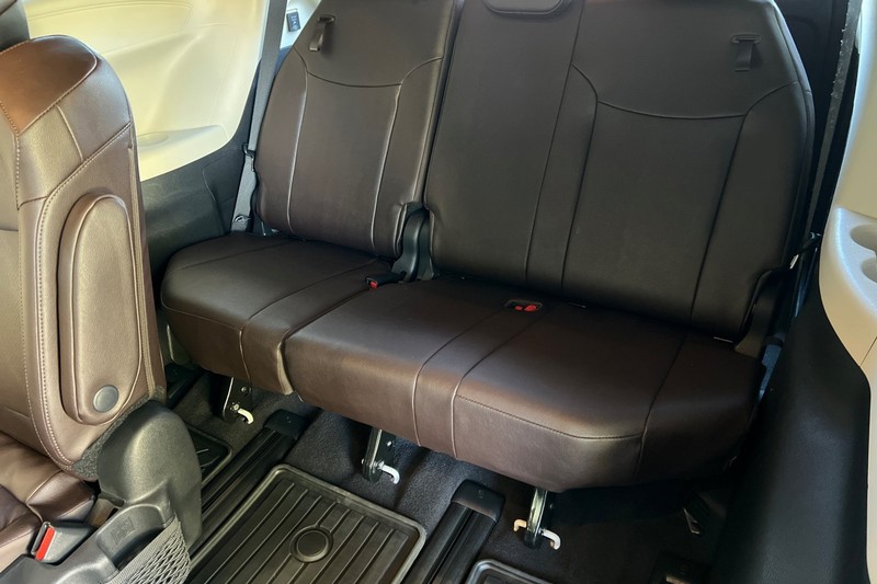 Toyota Sienna Vehicle Full-screen Gallery Image 15