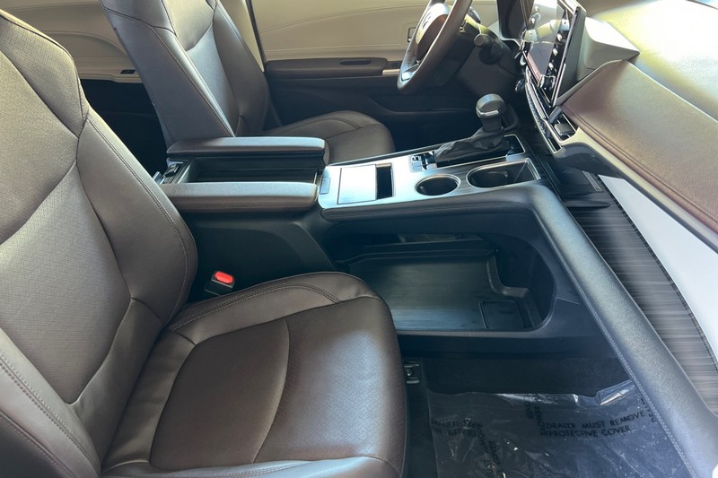 Toyota Sienna Vehicle Full-screen Gallery Image 17