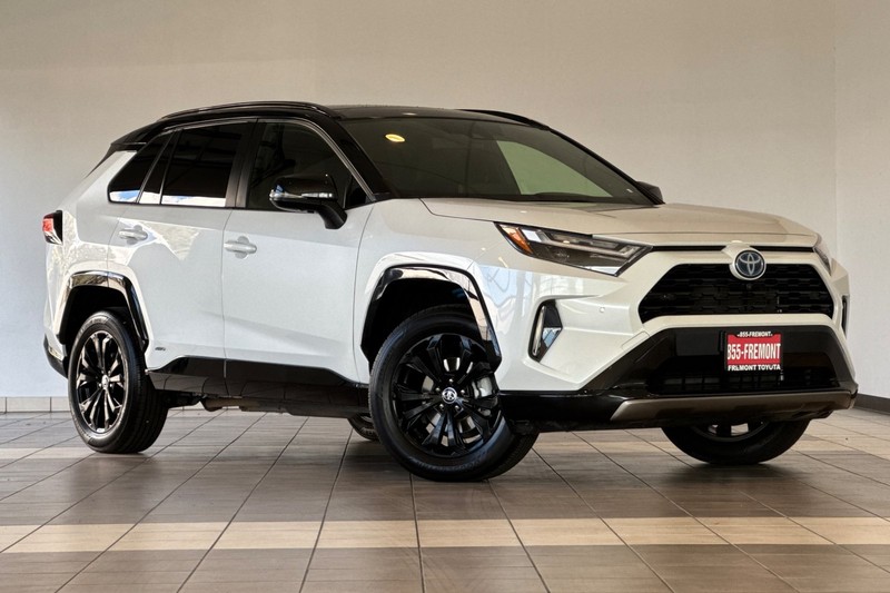 Toyota RAV4 Vehicle Full-screen Gallery Image 02