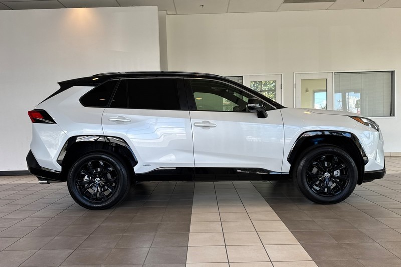 Toyota RAV4 Vehicle Full-screen Gallery Image 03