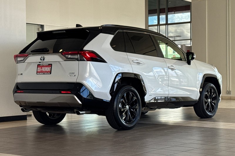 Toyota RAV4 Vehicle Full-screen Gallery Image 04