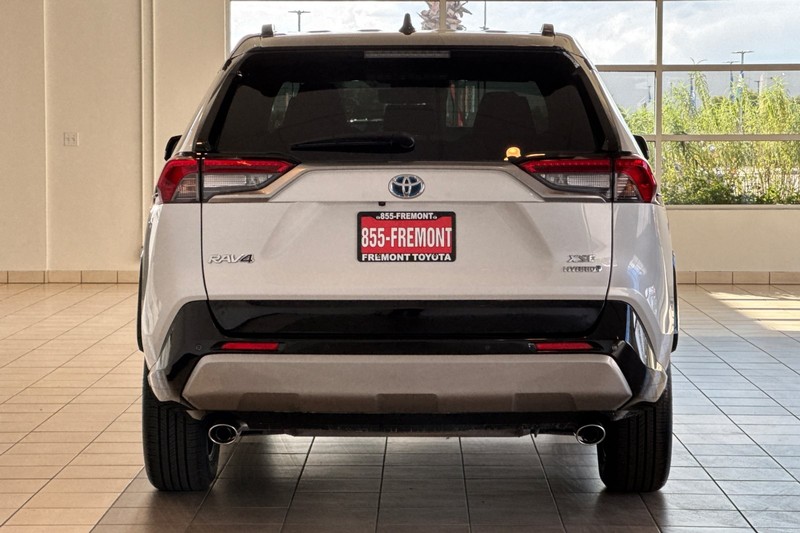 Toyota RAV4 Vehicle Full-screen Gallery Image 05