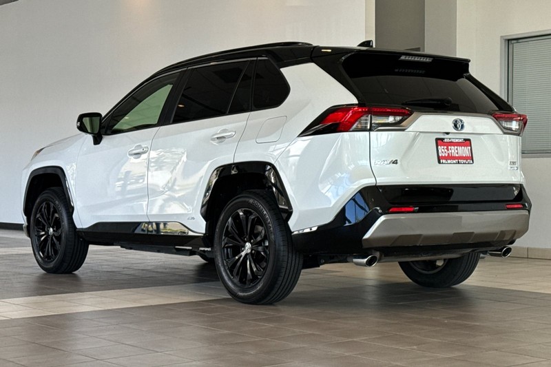 Toyota RAV4 Vehicle Full-screen Gallery Image 06