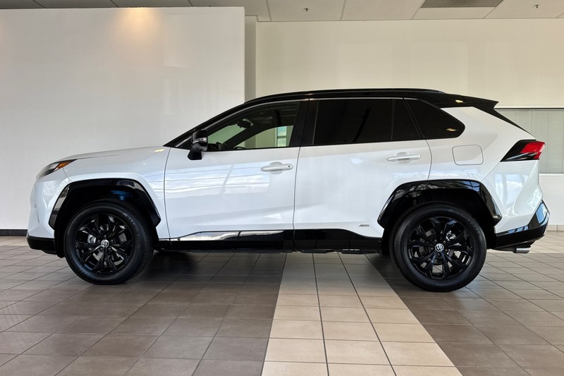 Toyota RAV4 Vehicle Full-screen Gallery Image 07