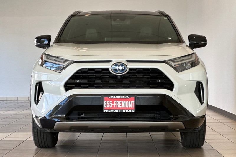 Toyota RAV4 Vehicle Full-screen Gallery Image 09