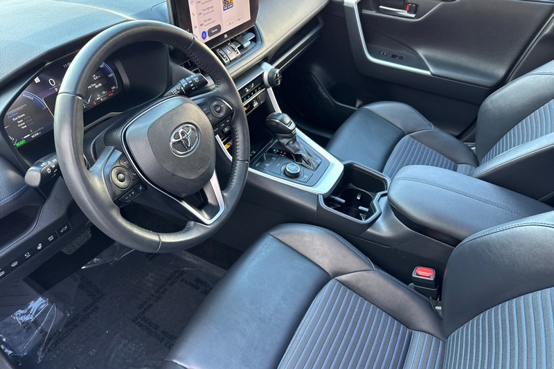 Toyota RAV4 Vehicle Full-screen Gallery Image 10