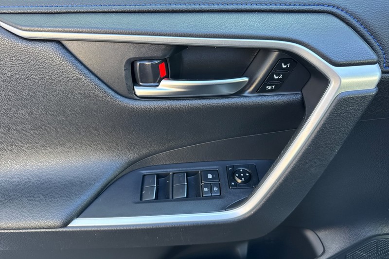 Toyota RAV4 Vehicle Full-screen Gallery Image 11