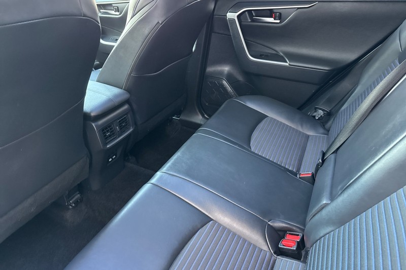 Toyota RAV4 Vehicle Full-screen Gallery Image 12