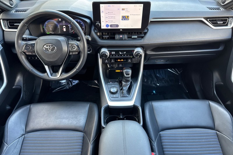Toyota RAV4 Vehicle Full-screen Gallery Image 13