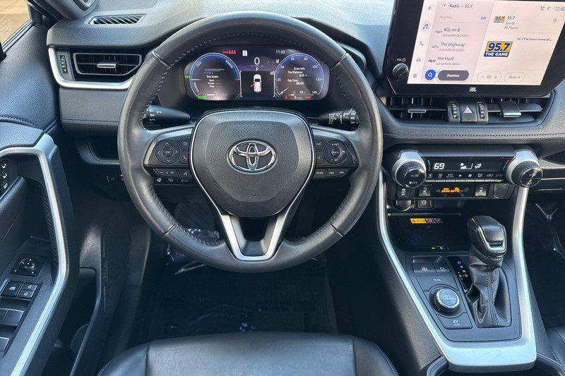 Toyota RAV4 Vehicle Full-screen Gallery Image 14
