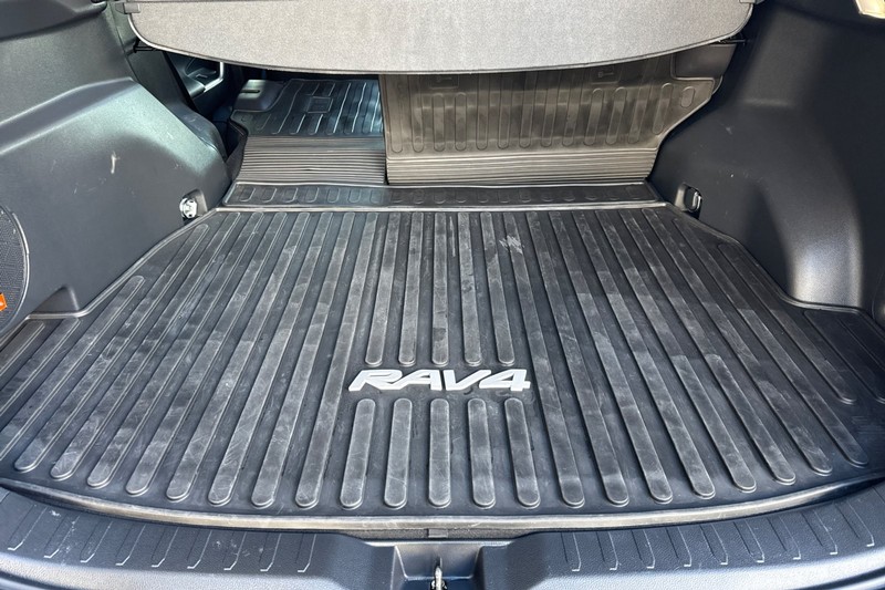 Toyota RAV4 Vehicle Full-screen Gallery Image 15