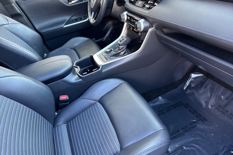 Toyota RAV4 Vehicle Full-screen Gallery Image 16