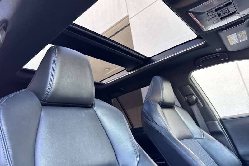 Toyota RAV4 Vehicle Full-screen Gallery Image 17