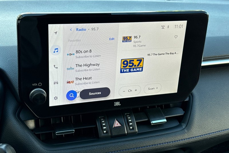 Toyota RAV4 Vehicle Full-screen Gallery Image 18